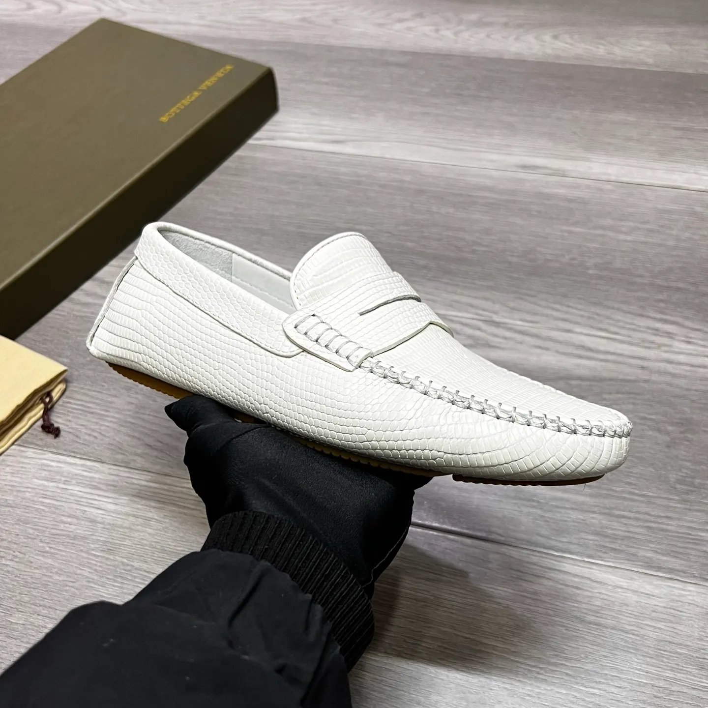 Factory price 480 BV 〰️Purely handmade classic men's beanie shoes👉👉driving shoes, slip-on shoes, made of imported cowhide from Italy, 💕water-dyed cowhide lining, 🔊original outsole, waterproof platform design, comfortable on the feet. A good choice for traveling and driving, three colors available, code number: 38-44, (45 can be customized)